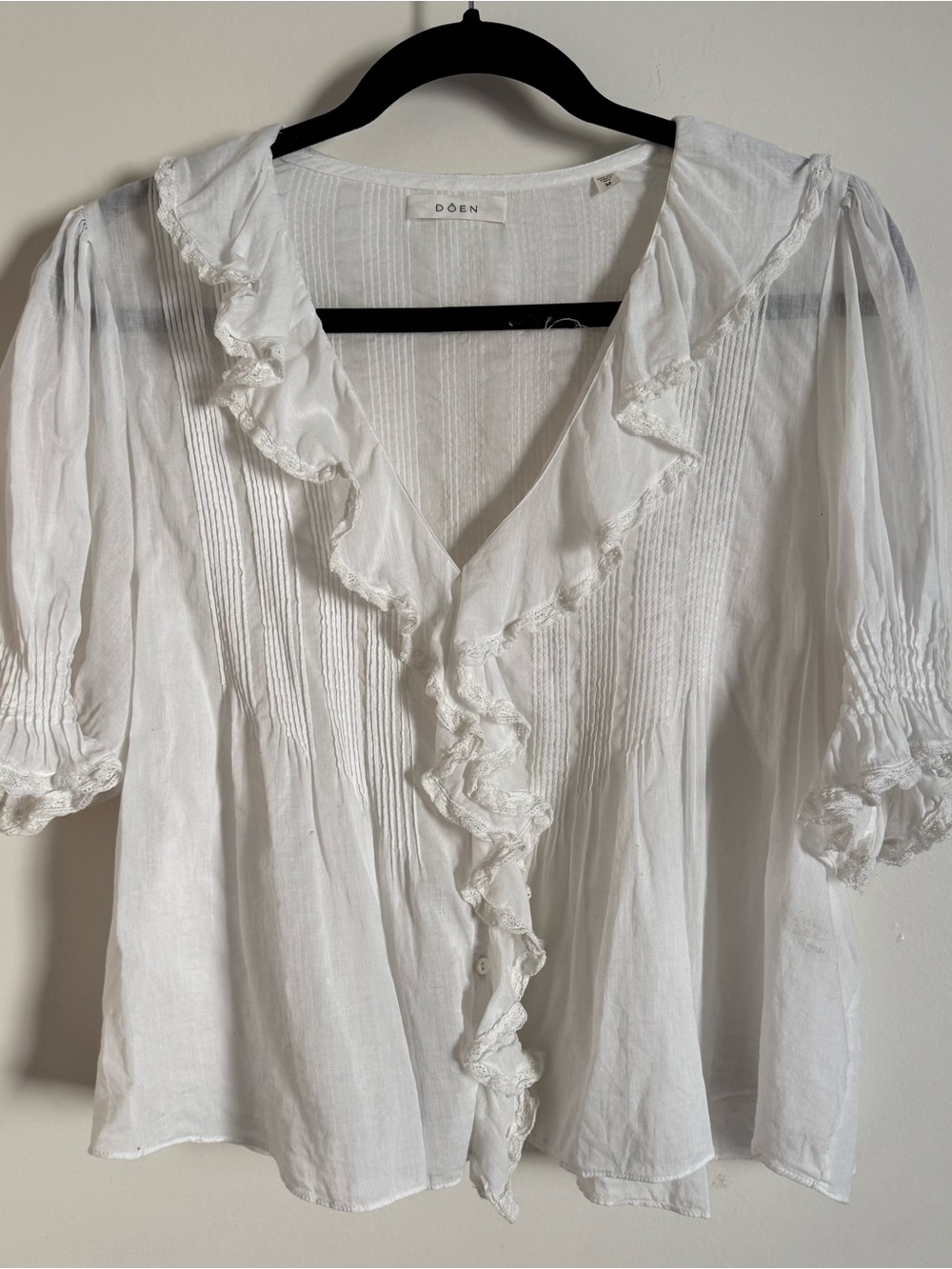 Doen White Ruffle V-Neck Pintuck Cotton Blouse